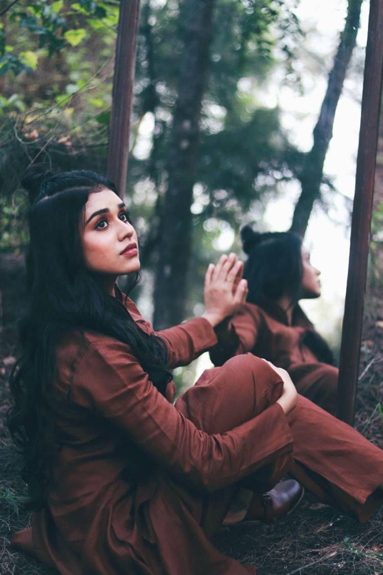 The Scintillating Stills Of Actress #MeenakshiGovindharajan Binds Our Soul In Peace With Her Magnificent Look!