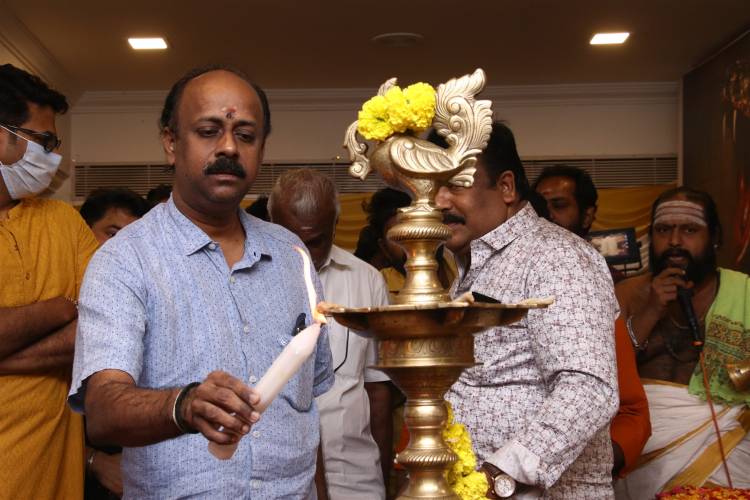 ஐந்து மொழிகளில் பிரமாண்டமாக தயாரிக்கும் படம்  “ பாம்பாட்டம் “