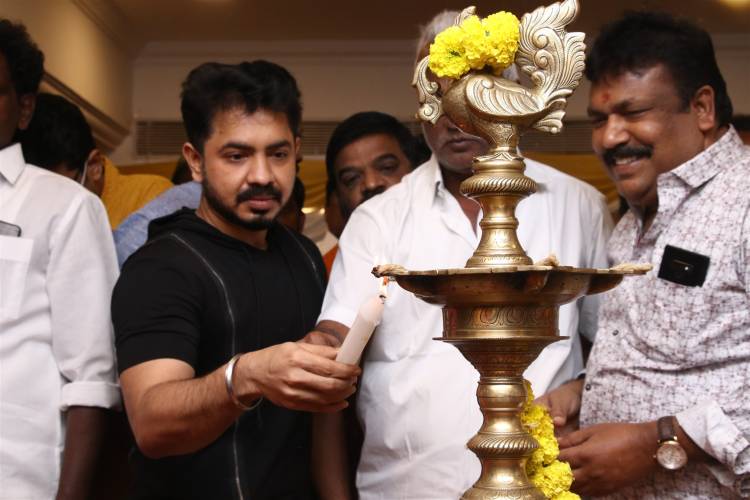 ஐந்து மொழிகளில் பிரமாண்டமாக தயாரிக்கும் படம்  “ பாம்பாட்டம் “