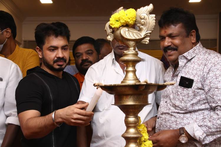 ஐந்து மொழிகளில் பிரமாண்டமாக தயாரிக்கும் படம்  “ பாம்பாட்டம் “