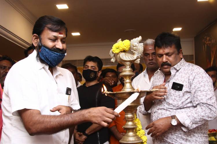ஐந்து மொழிகளில் பிரமாண்டமாக தயாரிக்கும் படம்  “ பாம்பாட்டம் “