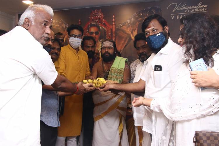 ஐந்து மொழிகளில் பிரமாண்டமாக தயாரிக்கும் படம்  “ பாம்பாட்டம் “