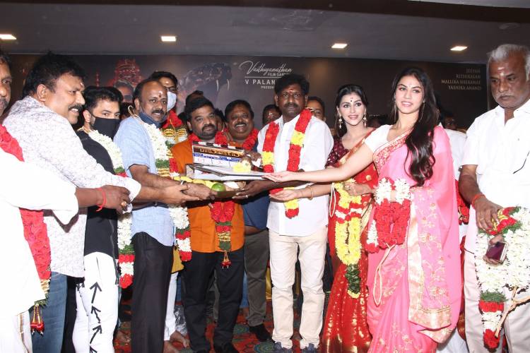 ஐந்து மொழிகளில் பிரமாண்டமாக தயாரிக்கும் படம்  “ பாம்பாட்டம் “