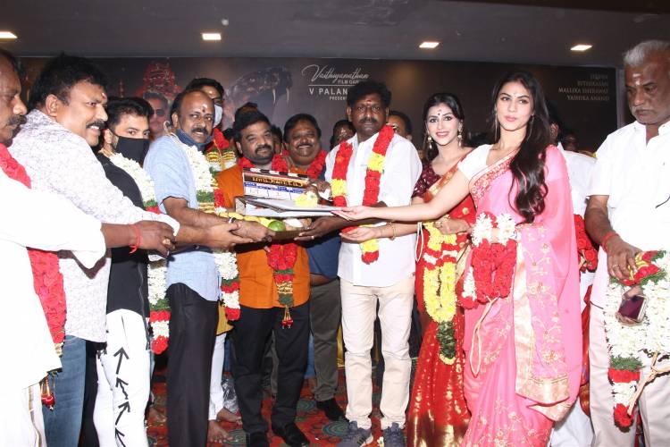 ஐந்து மொழிகளில் பிரமாண்டமாக தயாரிக்கும் படம்  “ பாம்பாட்டம் “