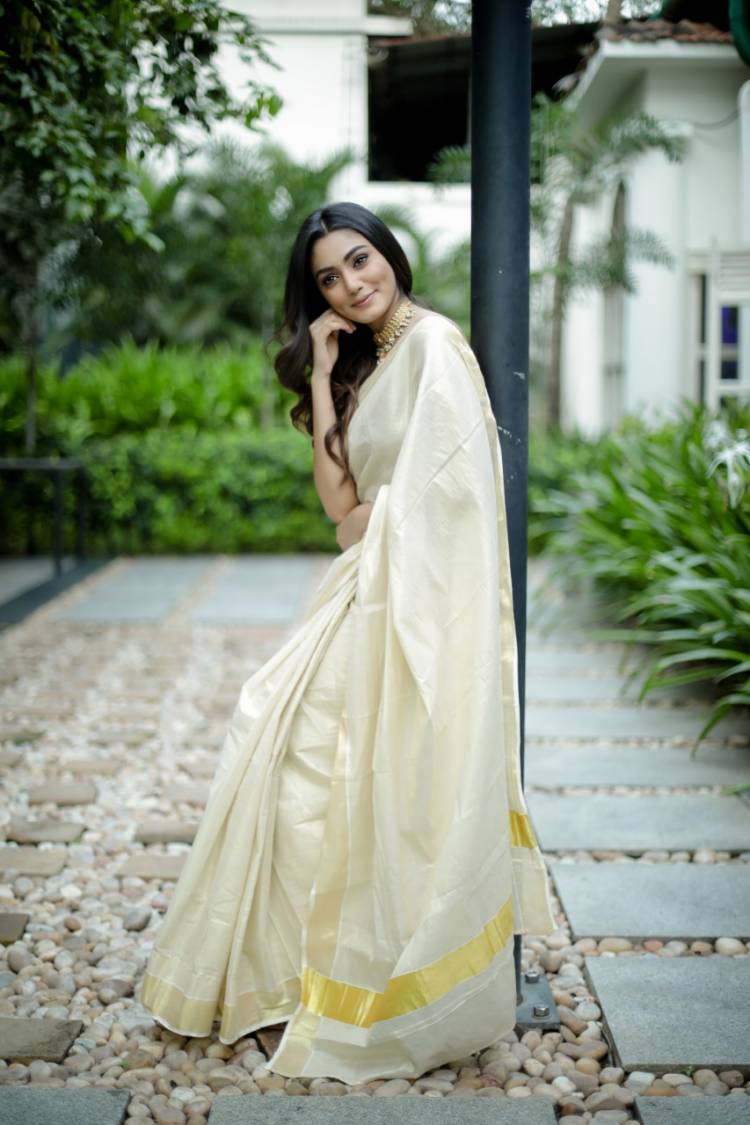 Saree & Smile always Make a Cute Pair! Actress #SanaMakbul