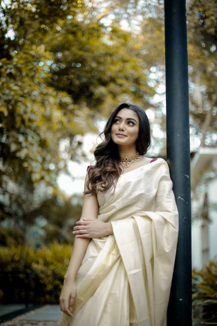 Saree & Smile always Make a Cute Pair! Actress #SanaMakbul