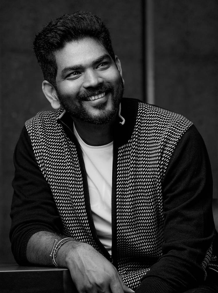 “லவ் பண்ணா உட்றனும்” Netflix நிறுவனத்தின் தமிழ் ஆந்தாலஜி திரைப்படமான “பாவக்கதைகள்” திரைப்படத்தில் இயக்குநர் விகனேஷ்  சிவனின்