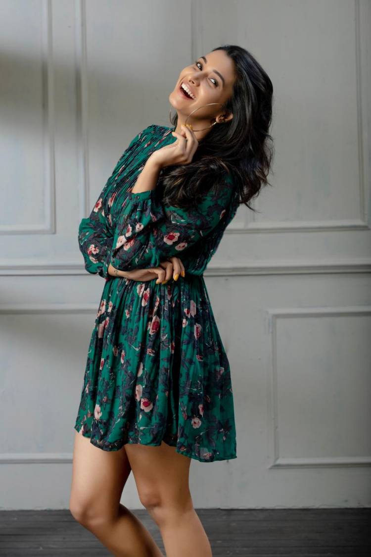 Dazzling New Pics of Actress @priya_Bshankar
