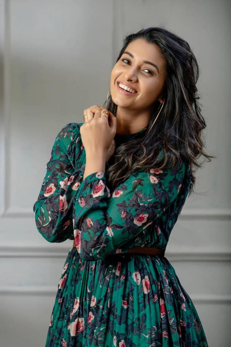 Dazzling New Pics of Actress @priya_Bshankar
