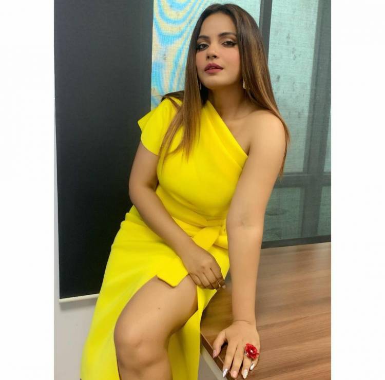 The Stylish & Entrancing Stills Of The Multi-Talented Actress #NeetuChandra, Stuns Everyone At Ease.