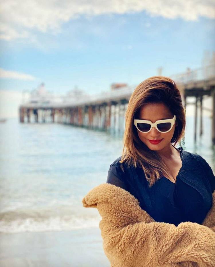 The Stylish & Entrancing Stills Of The Multi-Talented Actress #NeetuChandra, Stuns Everyone At Ease.