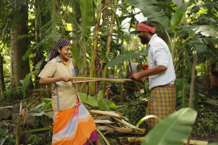 Herewith sending the stills and Cast & Crew of the movie  'Thean' - 'தேன்'