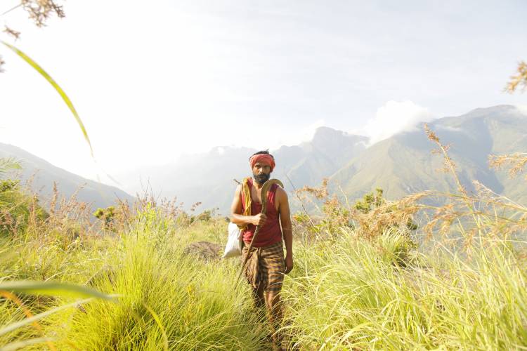 Herewith sending the stills and Cast & Crew of the movie  'Thean' - 'தேன்'