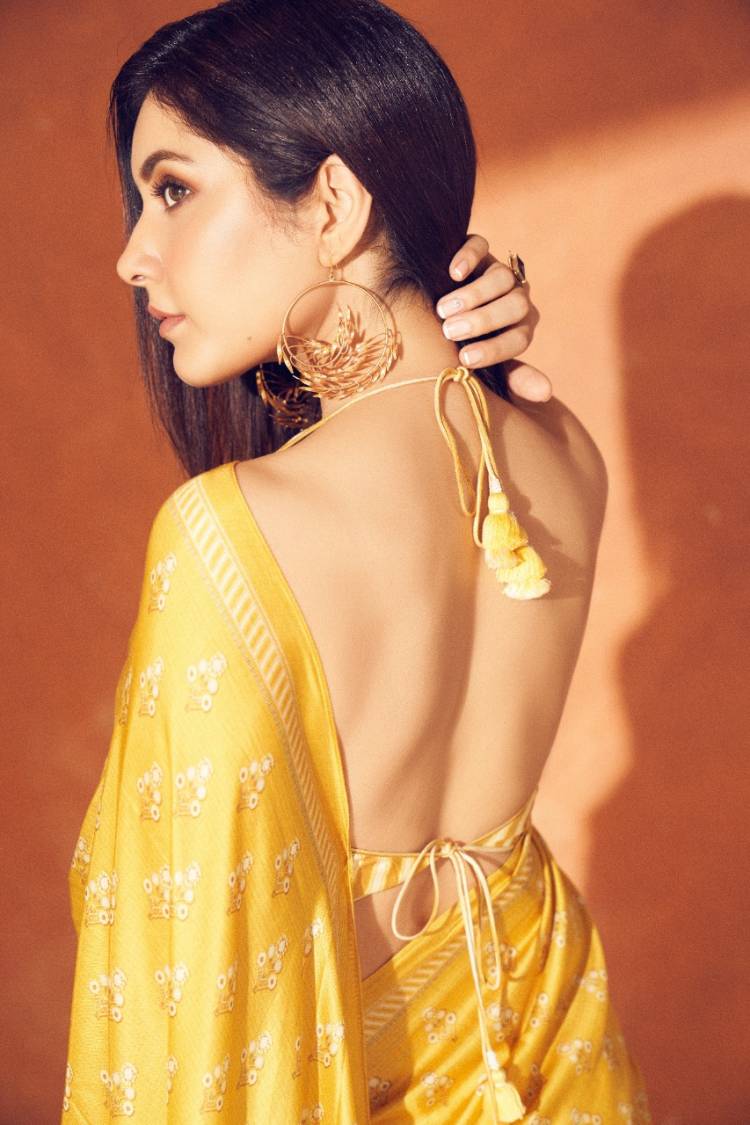 Actress #RaashiKhanna looks stunning in these pictures shot on the occasion of her sister's engagement.