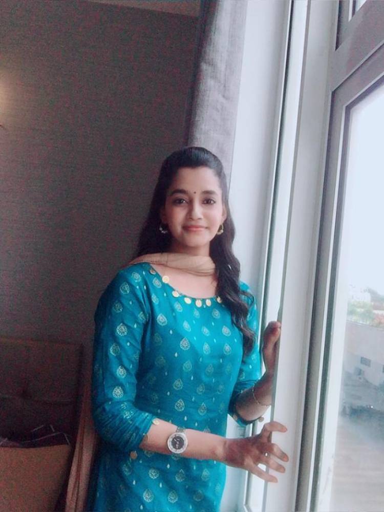 நான் அபர்ணதி. எனது நடிப்பில் வெளியாகவிருக்கும் ' தேன்' 