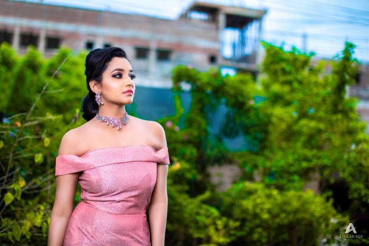 நான் அபர்ணதி. எனது நடிப்பில் வெளியாகவிருக்கும் ' தேன்' 