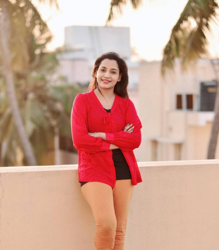 நான் அபர்ணதி. எனது நடிப்பில் வெளியாகவிருக்கும் ' தேன்' 