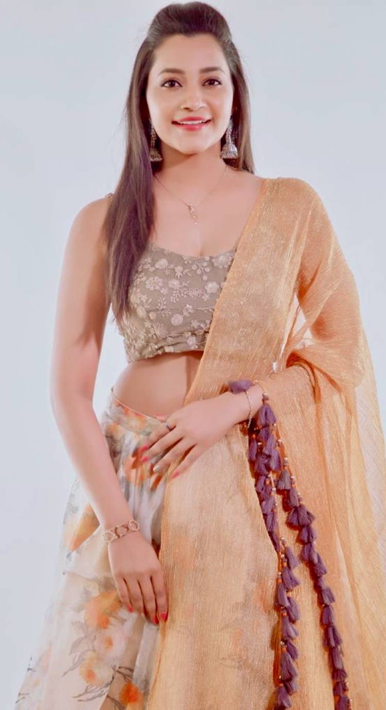 நான் அபர்ணதி. எனது நடிப்பில் வெளியாகவிருக்கும் ' தேன்' 