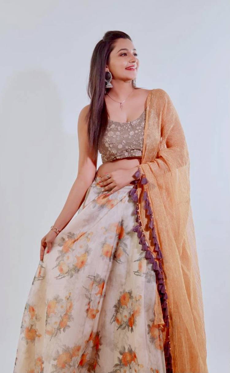 நான் அபர்ணதி. எனது நடிப்பில் வெளியாகவிருக்கும் ' தேன்' 