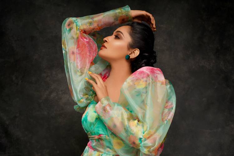 நான் அபர்ணதி. எனது நடிப்பில் வெளியாகவிருக்கும் ' தேன்' 