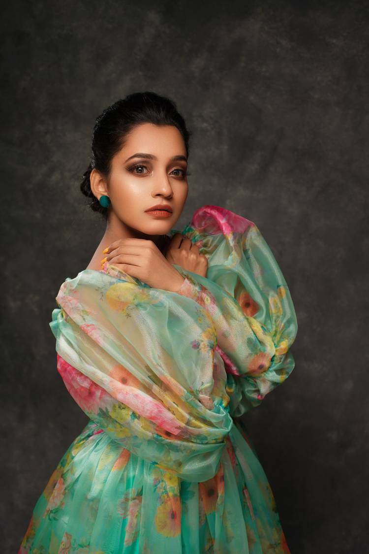 நான் அபர்ணதி. எனது நடிப்பில் வெளியாகவிருக்கும் ' தேன்' 