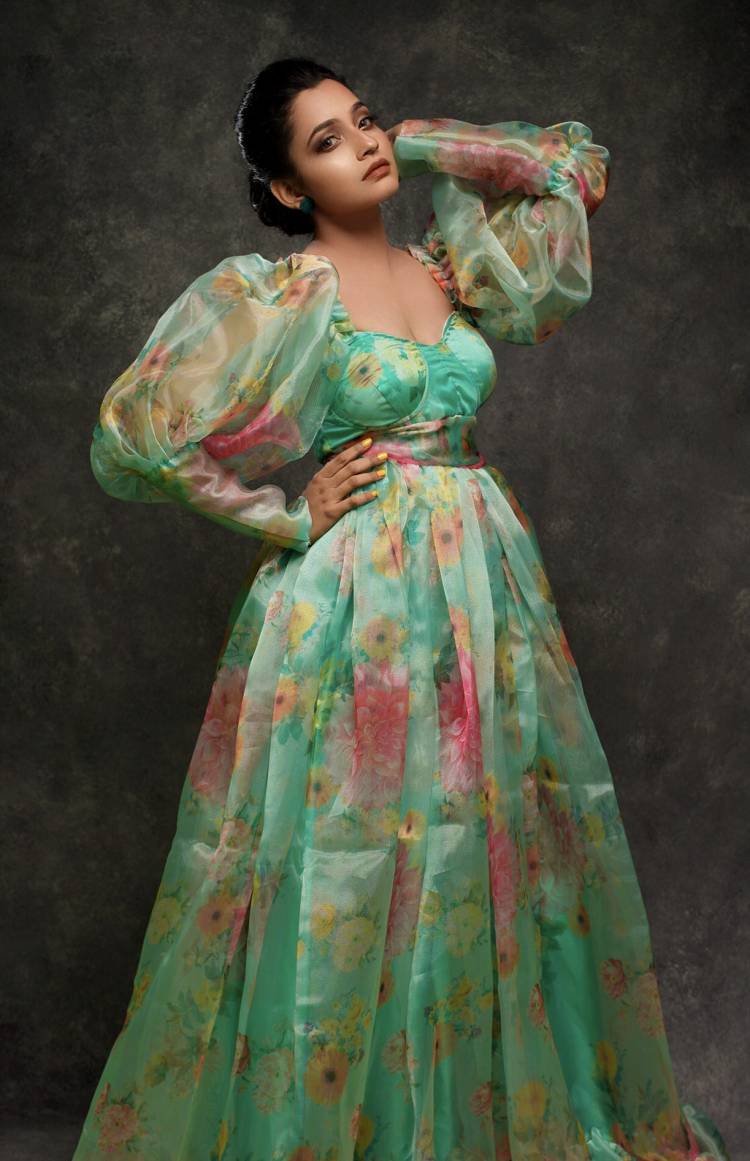 நான் அபர்ணதி. எனது நடிப்பில் வெளியாகவிருக்கும் ' தேன்' 