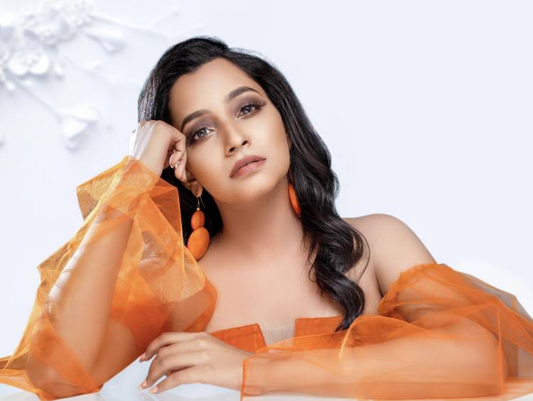 நான் அபர்ணதி. எனது நடிப்பில் வெளியாகவிருக்கும் ' தேன்' 