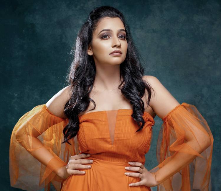 நான் அபர்ணதி. எனது நடிப்பில் வெளியாகவிருக்கும் ' தேன்' 