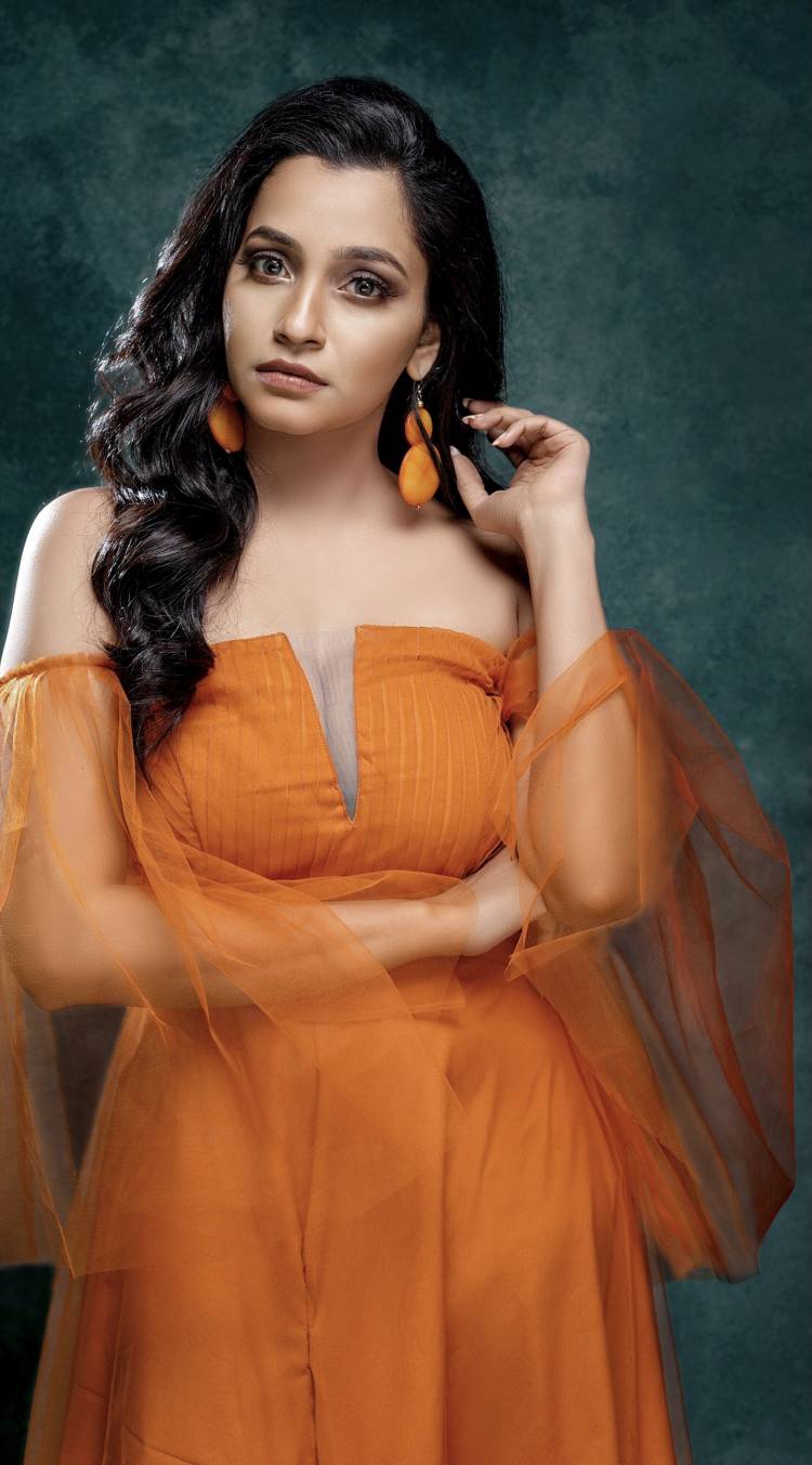 நான் அபர்ணதி. எனது நடிப்பில் வெளியாகவிருக்கும் ' தேன்' 