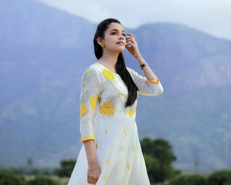 நான் அபர்ணதி. எனது நடிப்பில் வெளியாகவிருக்கும் ' தேன்' 