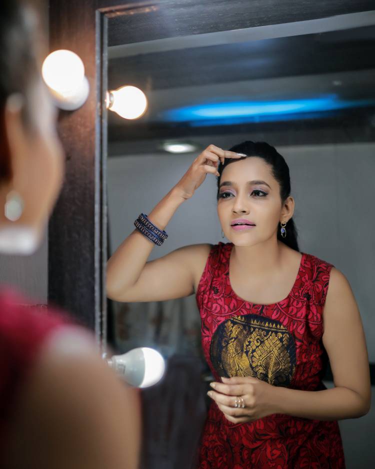 நான் அபர்ணதி. எனது நடிப்பில் வெளியாகவிருக்கும் ' தேன்' 