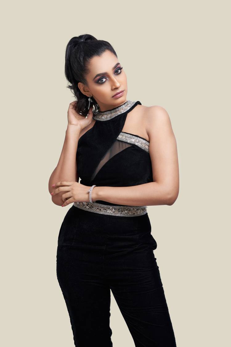 நான் அபர்ணதி. எனது நடிப்பில் வெளியாகவிருக்கும் ' தேன்' 