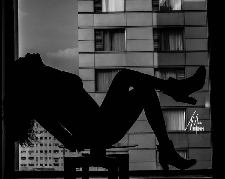 Bigg Boss Fame Actress #Julie Looks So Glam in her Latest Silhouette Photoshoot