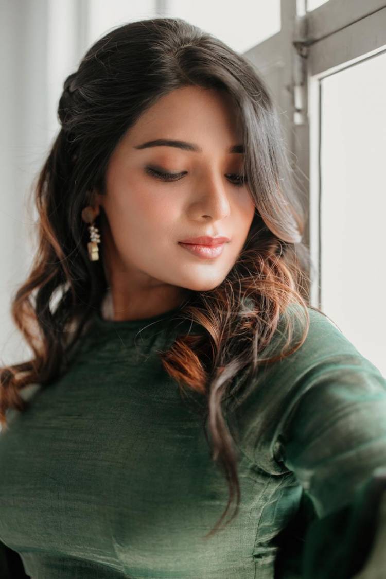 Gorgeous & Graceful Beauty! Actress @im_aathmika