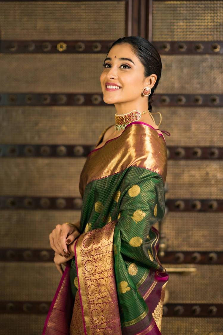 The beautiful glow and smile are always the reflections of inner serenity. Here’s an embellishment of this paradigm as @ReginaCassandra