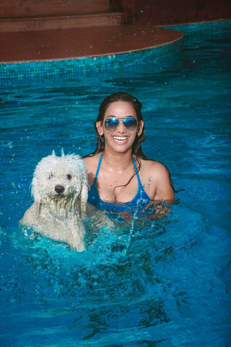 Stunning pictures of actress @SanjanaSingh_  enjoying  in a pool .. 