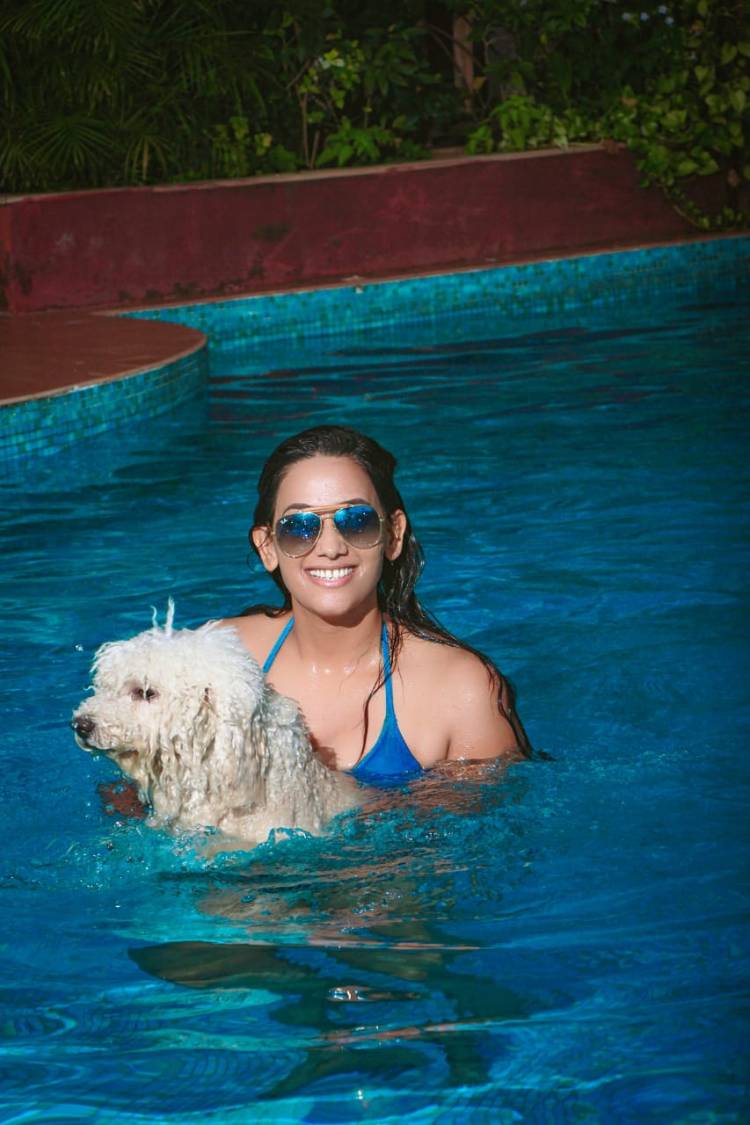Stunning pictures of actress @SanjanaSingh_  enjoying  in a pool .. 