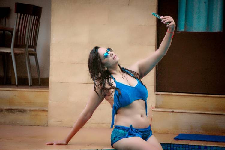 Stunning pictures of actress @SanjanaSingh_  enjoying  in a pool .. 