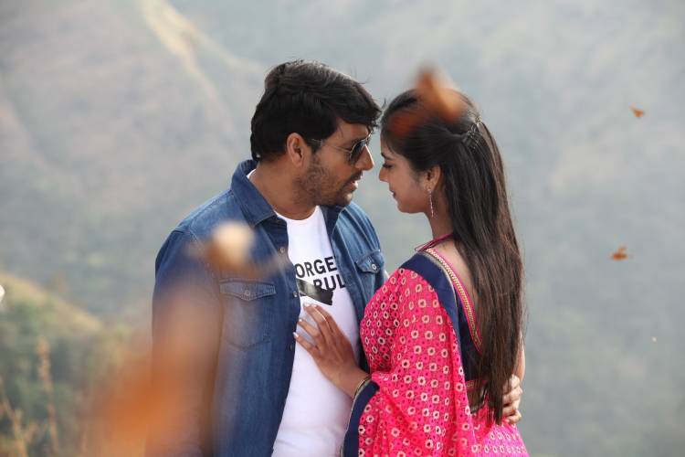 ஆற்றல்  படத்தில் நடிகர் விதார்த்தோடு நடிக்கும் கார்.