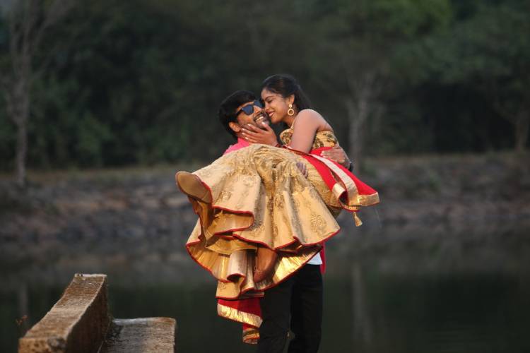 ஆற்றல்  படத்தில் நடிகர் விதார்த்தோடு நடிக்கும் கார்.