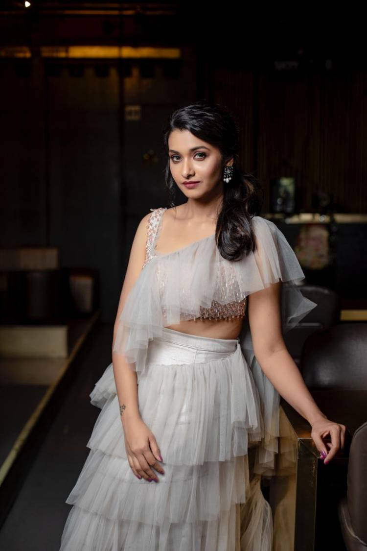 As Pretty as a Picture! Actress @priya_Bshankar