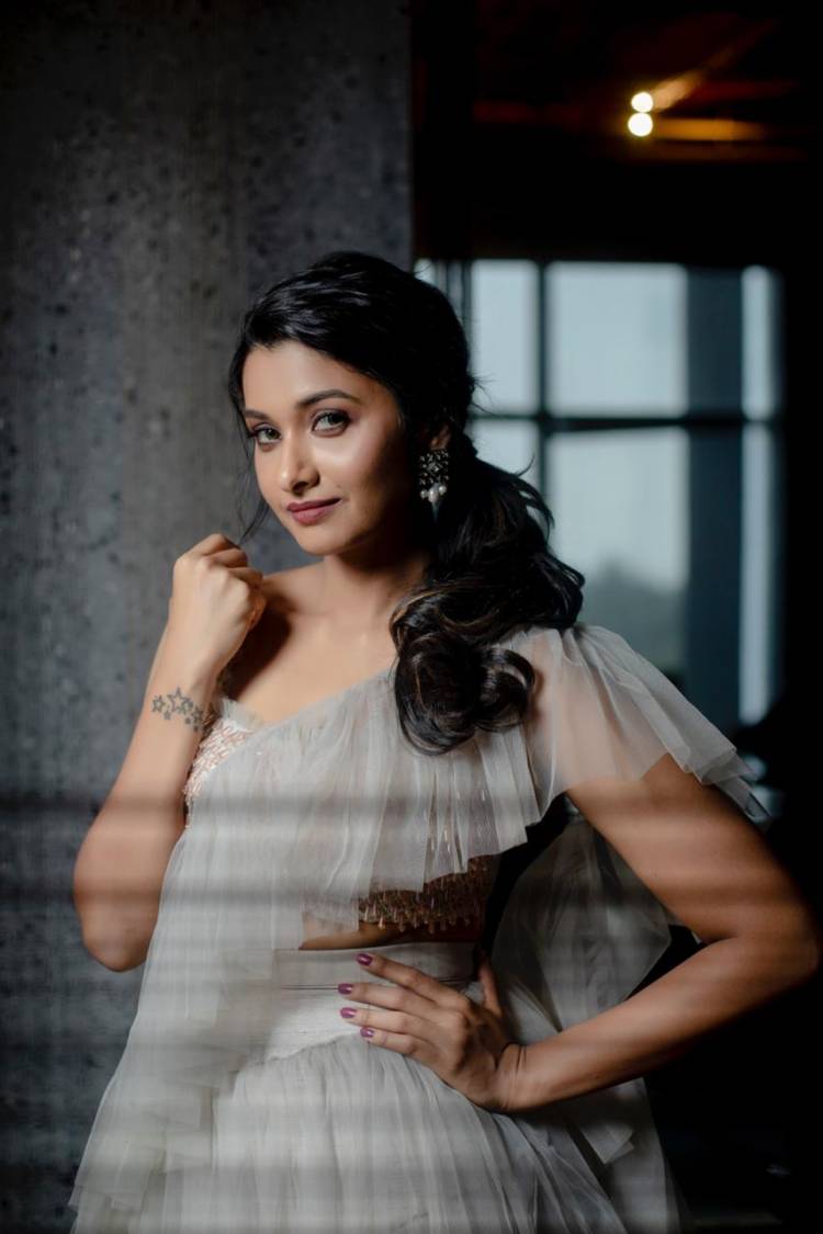 As Pretty as a Picture! Actress @priya_Bshankar