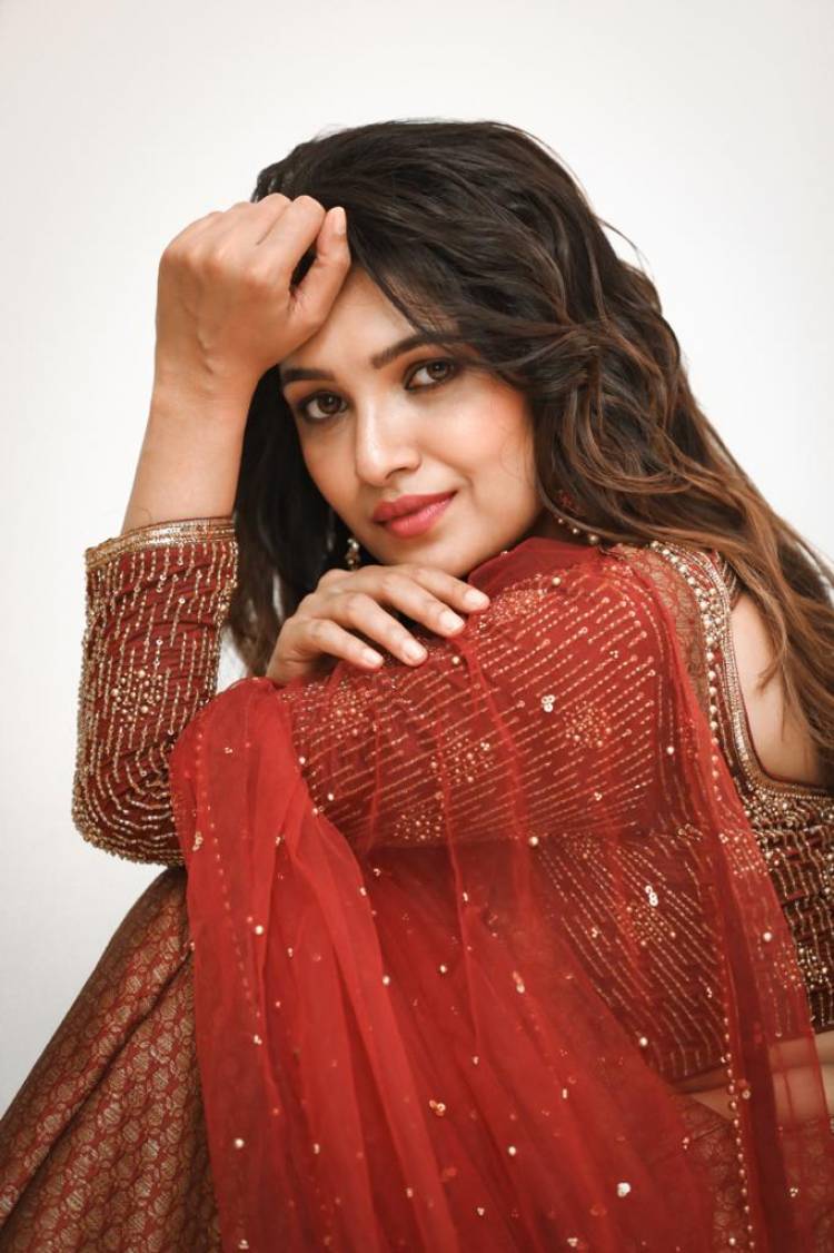 When Trendy meets Traditional! Actress @vanibhojanoffl