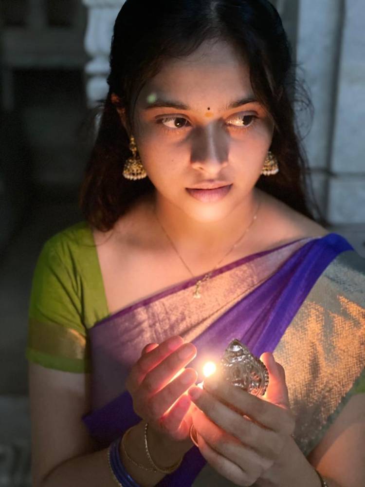 Actress #SriDivya Had Never Failed To Impress Her Fans With Her Magnificent Traditional Look!