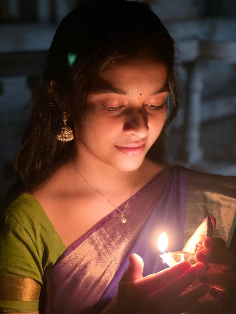 Actress #SriDivya Had Never Failed To Impress Her Fans With Her Magnificent Traditional Look!