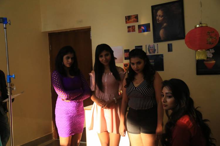 தெலுங்கு பிக் பாஸ் புகழ் 'பானு ஸ்ரீ ரெட்டி' நடித்திருக்கும் லேடீஸ் ஹாஸ்டல் த்ரில்லர் ‘கேட்’..!