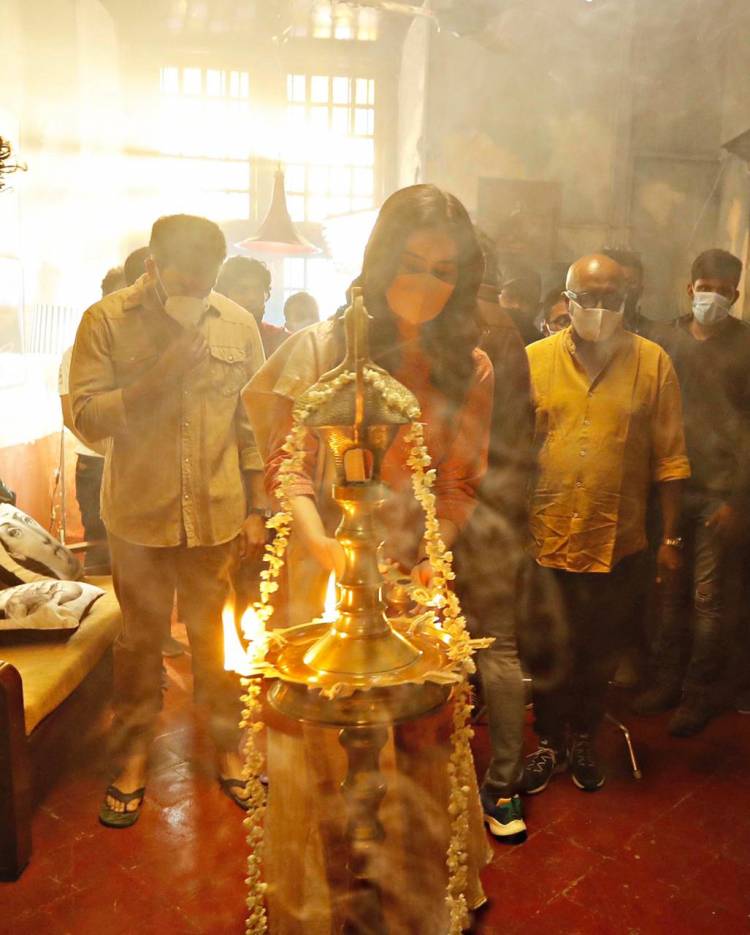 #Andhadhun Malayalam remake featuring @PrithviOfficial & @RaashiKhanna begins with an auspicious pooja today.