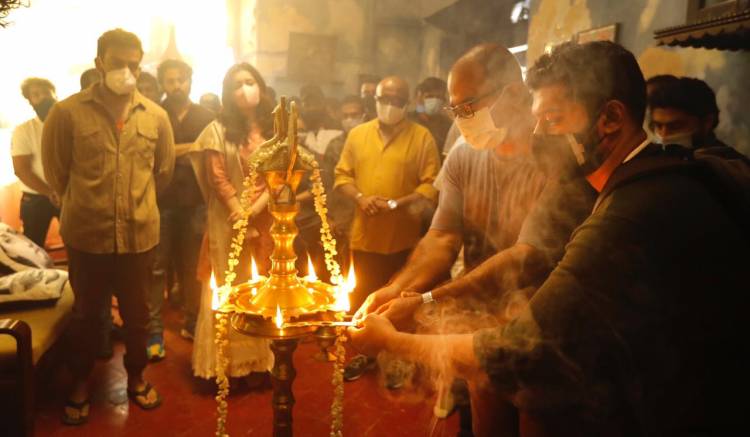#Andhadhun Malayalam remake featuring @PrithviOfficial & @RaashiKhanna begins with an auspicious pooja today.