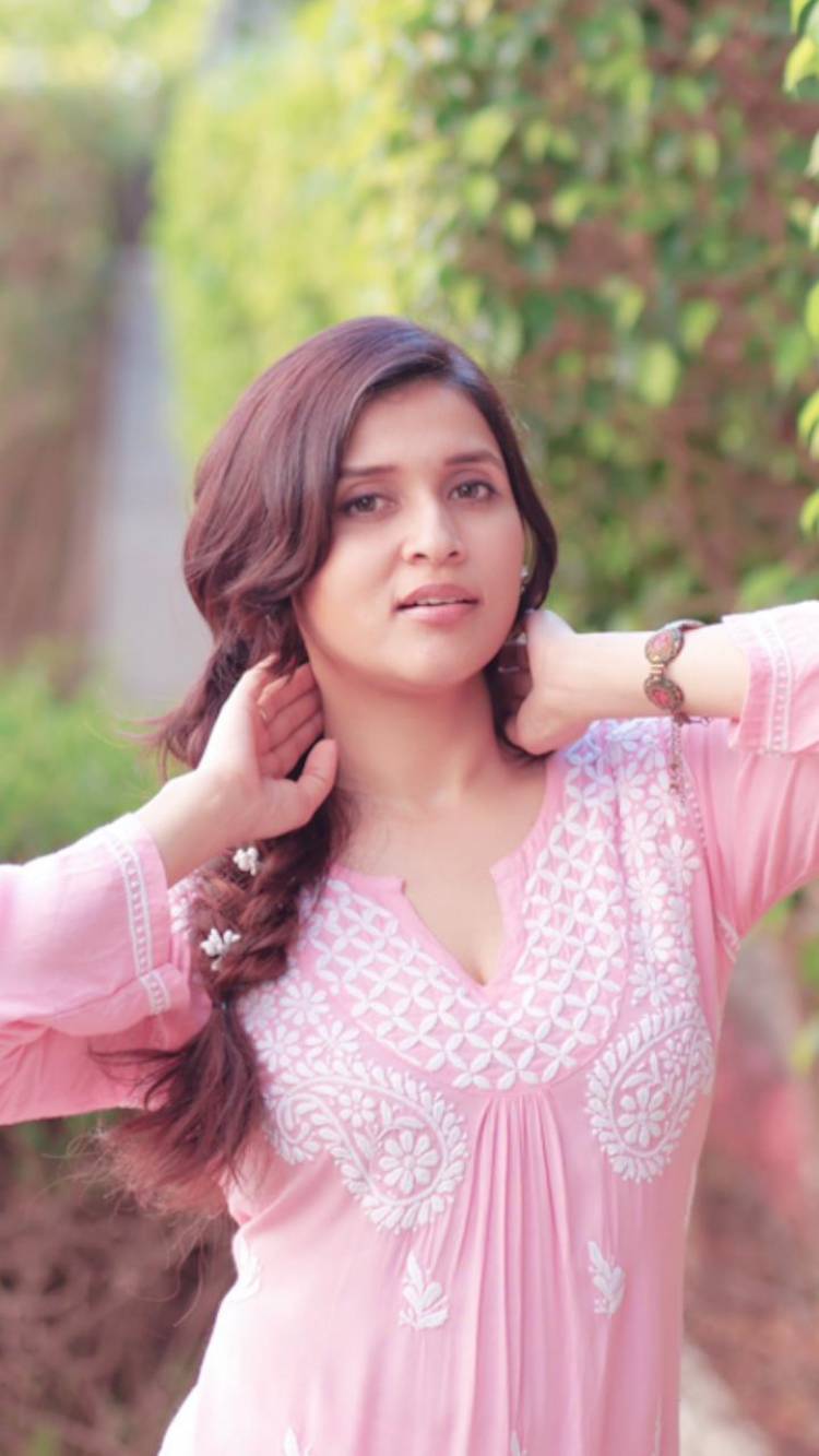 Actress #MannaraChopra @memannara looks beautiful & stunning in this pink outfit !!