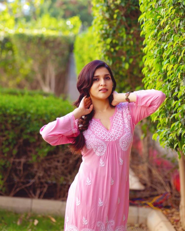 Actress #MannaraChopra @memannara looks beautiful & stunning in this pink outfit !!
